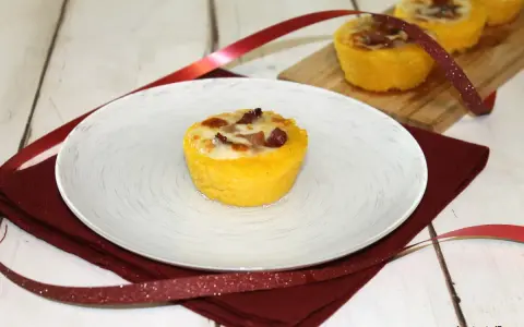 Deliziosi cestini di polenta con gorgonzola fuso e speck croccante, un antipasto invitante.