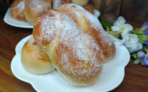 Deliziose trecce dolci cosparse di zucchero, pronte per essere gustate.