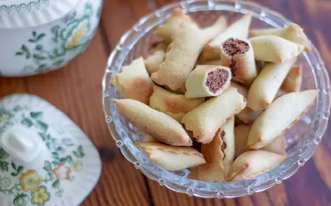 Calzoncelli lucani con ripieno di ricotta, dolcetti fragranti pronti per essere gustati.