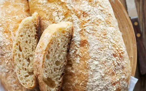 Pane con farina manitoba veloce, fragrante e alveolato, pronto da gustare.