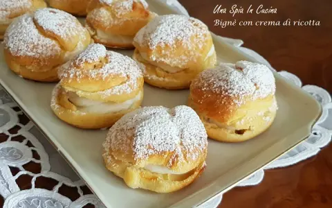 Bignè di ricotta siciliani, soffici e dolci, cosparsi di zucchero a velo. Un assaggio di Sicilia!