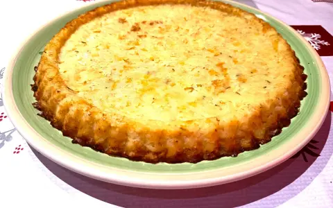 Tortino di patate con salmone e mozzarella, dorato e invitante, pronto per essere gustato.