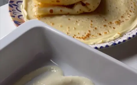 Piatto di crepes ai 4 formaggi, pronte per essere gustate.