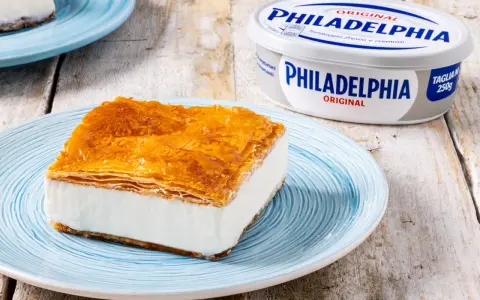 Dolce con pasta fillo cottura al forno e crema Philadelphia, croccante fuori e morbido dentro.