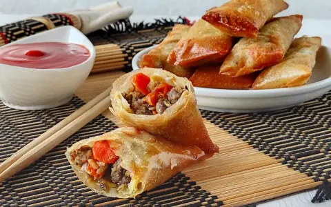 Involtini primavera croccanti con pasta fillo e un saporito ripieno di carne macinata e verdure. Perfetti da intingere nella salsa.