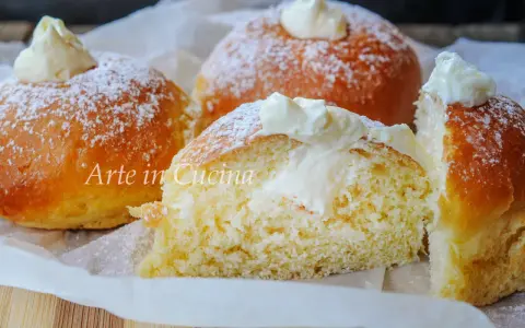 Dolci soffici, spolverati di zucchero a velo, con un cuore generoso di crema chantilly cotta al forno.