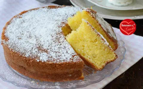 Torta soffice con canditi e yogurt, spolverata di zucchero a velo. Perfetta per la colazione o la merenda.