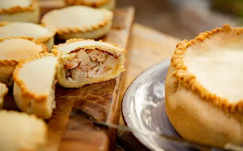 Empanadas sarde ripiene di carne e patate, un sapore autentico da gustare.