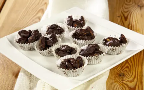 Mandorle al cioccolato ricetta della nonna: dolcetti croccanti in pirottini, un classico intramontabile.