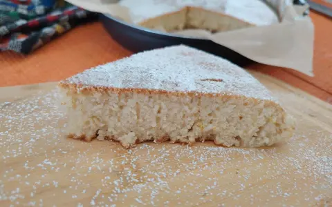 Fetta di torta soffice e leggera, spolverata di zucchero a velo. Un dolce veloce perfetto per ogni occasione.