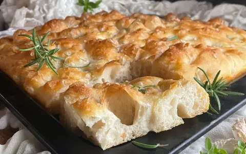 Focaccia fragrante con rosmarino e sale grosso, perfetta per il tuo prossimo focaccia ricetta.