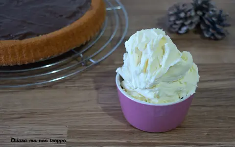 Crema al mascarpone senza zucchero, soffice e invitante, pronta per guarnire una torta al cioccolato.