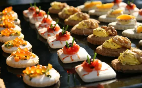 Deliziosi przekąski na imprezę: tartine con uova di salmone, gamberetti e noci.