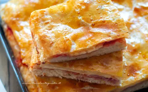 Fette di torta salata con pasta sfoglia dorata e ripieno di prosciutto e formaggio. Ecco come conservare la pasta sfoglia cotta per gustarla al meglio.