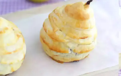 Dolcetti di sfoglia a forma di pera, perfetti con un coulis di pere.
