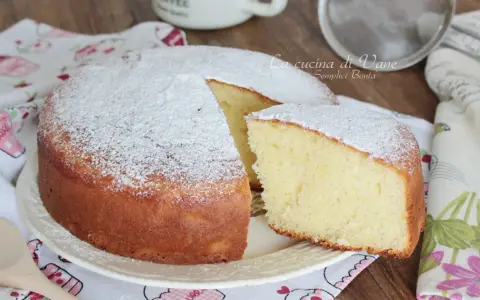 Torta soffice con 500 g di yogurt, spolverata di zucchero a velo. Perfetta per la colazione o la merenda.