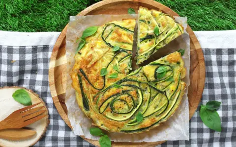Frittata con verdure miste, un piatto gustoso e colorato, perfetto per un picnic sull'erba.