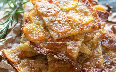 Schiacciata di patate senza farina, dorata e croccante, con rosmarino fresco.