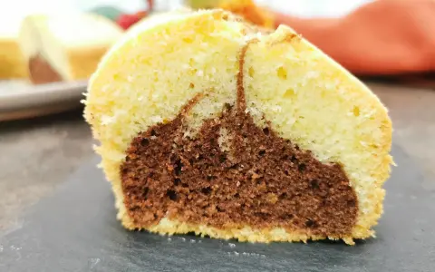 Fetta di ciambella bicolore, chiara e al cacao, soffice e gustosa, perfetta come ciambella per celiaci.