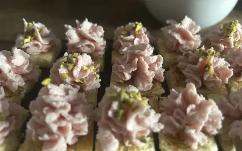 Deliziosi crostini con mortadella, stracciatella e pistacchi, pronti per un aperitivo gustoso.
