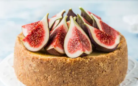 Cheesecake fichi e noci, un dolce invitante con la crosta croccante e fichi freschi che ne esaltano il sapore.