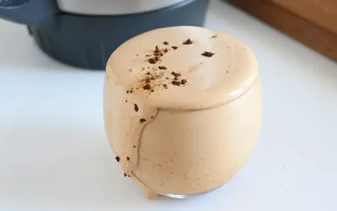 Crema caffè Bimby con acqua, soffice e spumosa, guarnita con cacao. Perfetta per una pausa golosa.