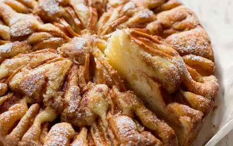 Torta paradiso alle mele, soffice e profumata, con mele caramellate e zucchero a velo.