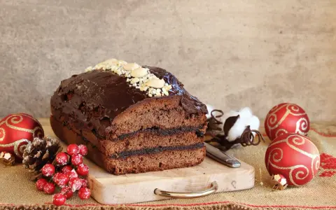 Dolce natalizio al cioccolato, decorato con mandorle e argento, perfetto per il tuo piernik przepis.