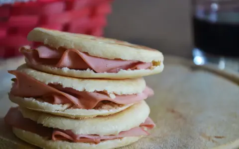Tigelle romagnole con affettato rosa, un classico spuntino romagnolo.