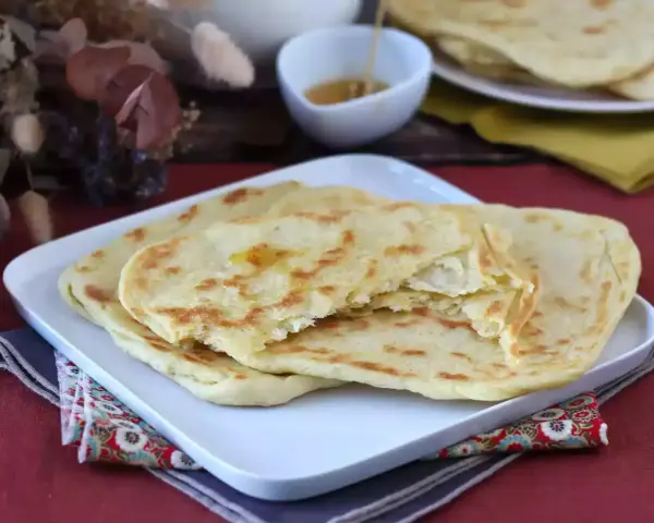 Msemmen marocchino, sfogliato e dorato, pronto per essere gustato con miele. Una deliziosa ricetta da provare.