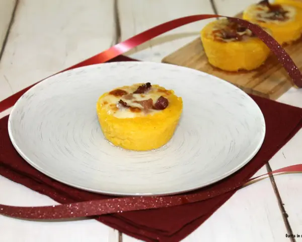 Deliziosi cestini di polenta con gorgonzola fuso e speck croccante, un antipasto invitante.