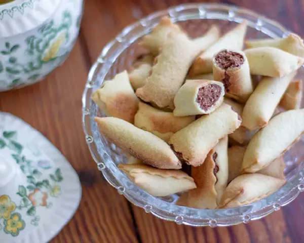 Calzoncelli lucani con ripieno di ricotta, dolcetti fragranti pronti per essere gustati.
