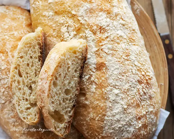 Pane con farina manitoba veloce, fragrante e alveolato, pronto da gustare.