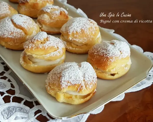 Bignè di ricotta siciliani, soffici e dolci, cosparsi di zucchero a velo. Un assaggio di Sicilia!
