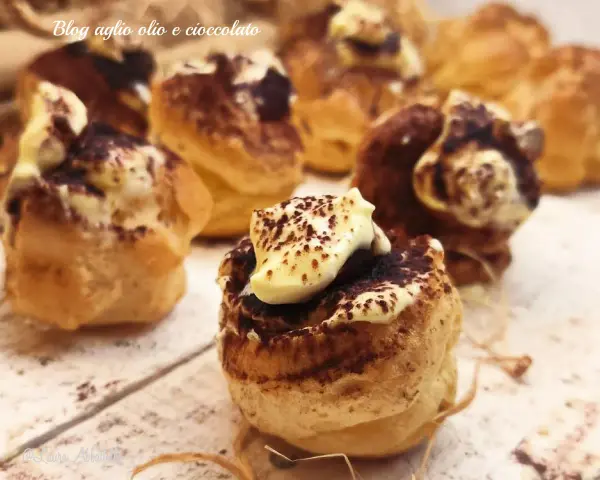 Bignè al tiramisù, deliziosi dolcetti con crema e cacao, pronti per essere gustati.