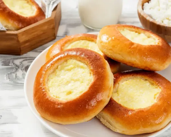 Dolci **drożdżówki z serem**, dorate e invitanti, pronte per essere gustate.