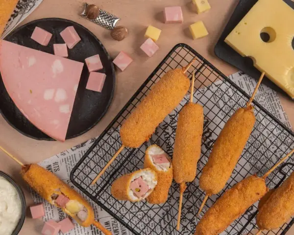 Stecco bolognese croccante con mortadella e formaggio, accompagnato da cubetti di salumi e formaggio.