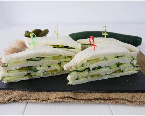 Tramezzini freschi con cetriolini sott'aceto, formaggio e cetriolo, pronti per un picnic.