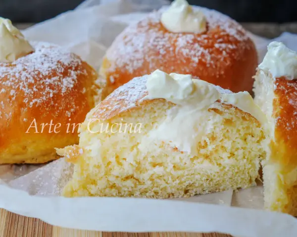Dolci soffici, spolverati di zucchero a velo, con un cuore generoso di crema chantilly cotta al forno.