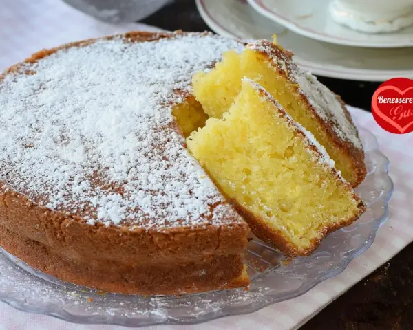 Torta soffice con canditi e yogurt, spolverata di zucchero a velo. Perfetta per la colazione o la merenda.