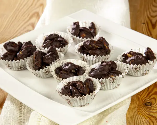 Mandorle al cioccolato ricetta della nonna: dolcetti croccanti in pirottini, un classico intramontabile.