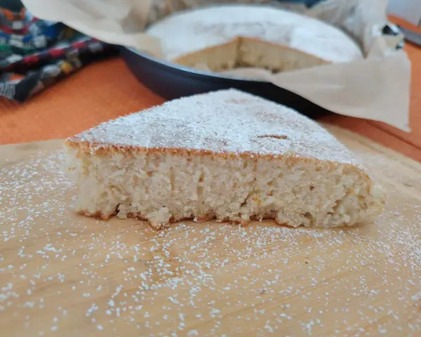 Fetta di torta soffice e leggera, spolverata di zucchero a velo. Un dolce veloce perfetto per ogni occasione.