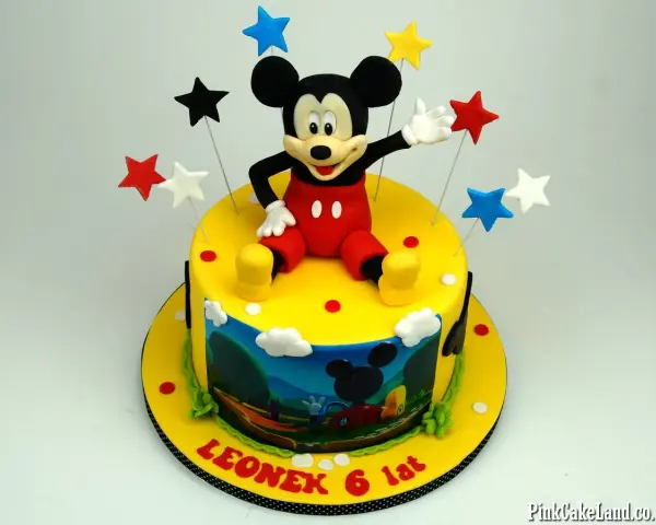 Un allegro tort Mickey Mouse con stelle colorate e una scena del cartone animato sul lato. Leone festeggia 6 anni!