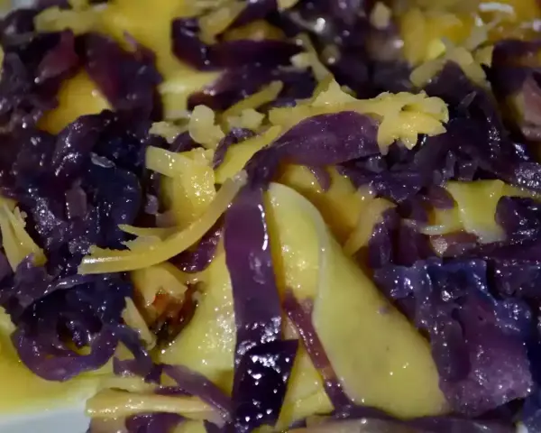Paszteciki con cavolo rosso e funghi, un piatto saporito e colorato.