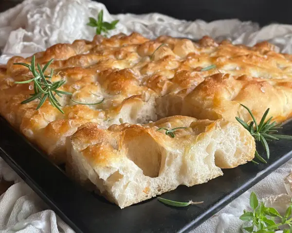Focaccia fragrante con rosmarino e sale grosso, perfetta per il tuo prossimo focaccia ricetta.