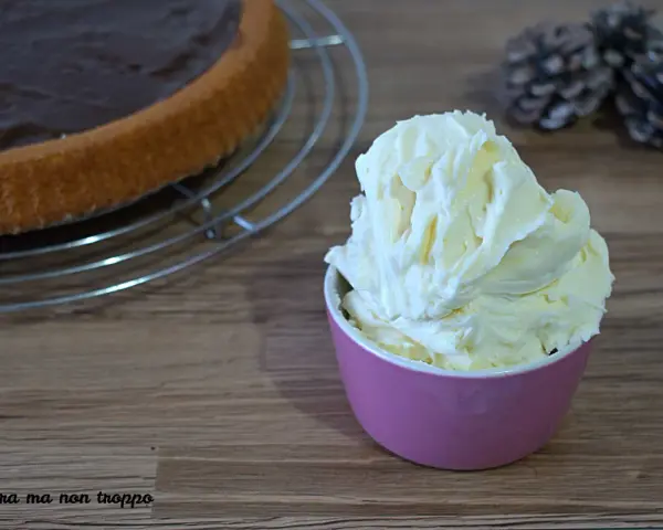 Crema al mascarpone senza zucchero, soffice e invitante, pronta per guarnire una torta al cioccolato.