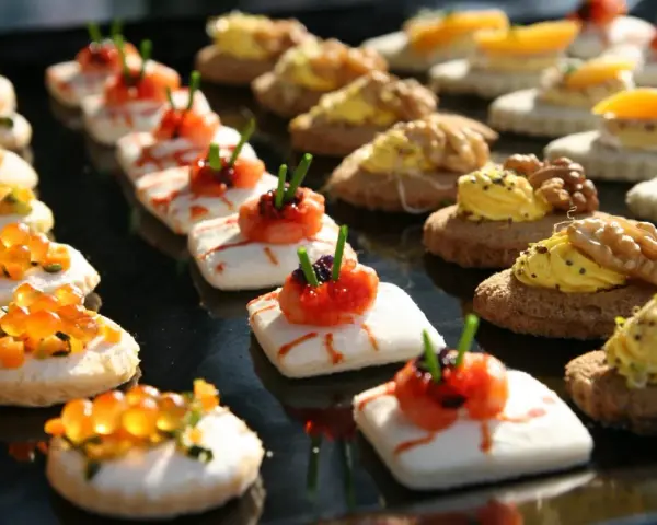 Deliziosi przekąski na imprezę: tartine con uova di salmone, gamberetti e noci.