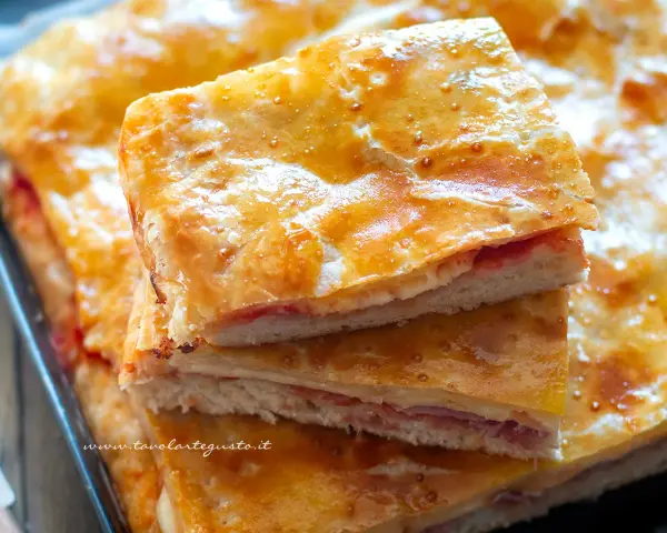 Fette di torta salata con pasta sfoglia dorata e ripieno di prosciutto e formaggio. Ecco come conservare la pasta sfoglia cotta per gustarla al meglio.