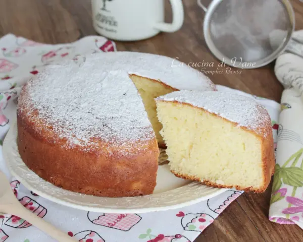 Torta soffice con 500 g di yogurt, spolverata di zucchero a velo. Perfetta per la colazione o la merenda.