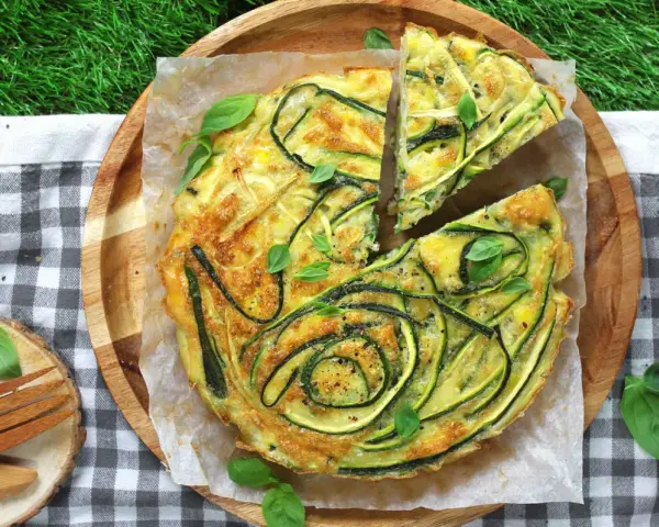 Frittata con verdure miste, un piatto gustoso e colorato, perfetto per un picnic sull'erba.